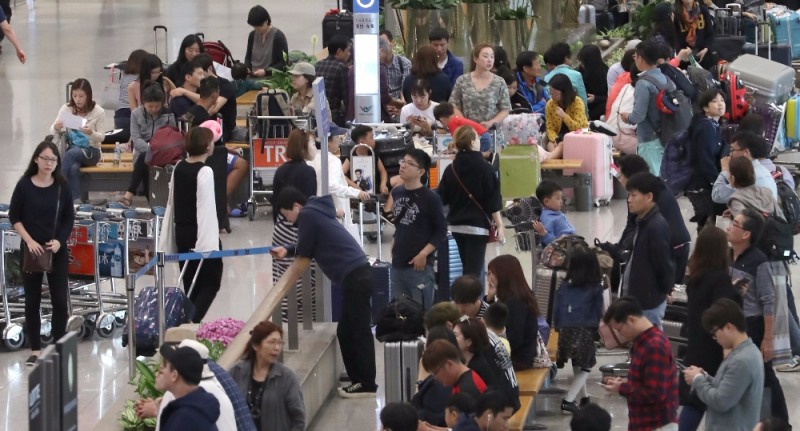 = 8일 오전 긴 추석 연휴를 해외에서 보내고 입국한 여행객들과 외국인 관광객들로 인천국제공항 입국장이 붐비고 있다. 사진=뉴시스