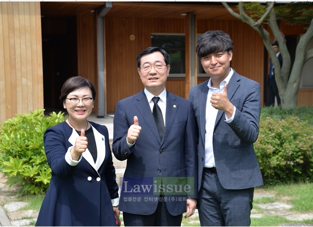 민홍철 경남도당 위원장과 함께 기념촬영을 하고 있는 신상훈 신임 청년위원장.(사진=더불어민주당경남도당)