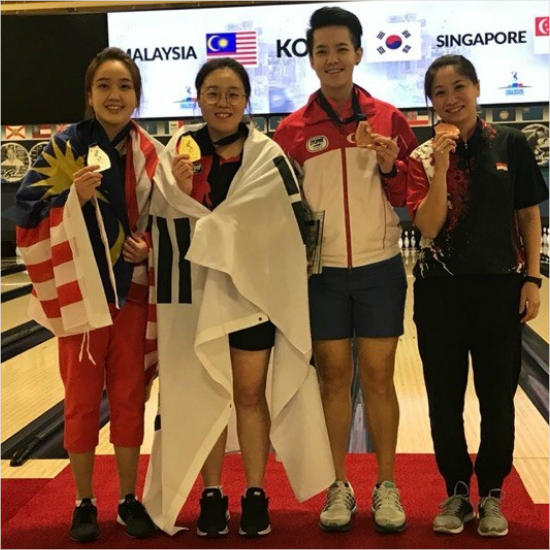 '내가 바로 볼링 여제' 한국 여자 볼링 간판 정다운(왼쪽 두 번째)이 5일(한국 시각) 2017 세계선수권대회 여자부 마스터즈에서 우승한 뒤 결승 상대였던 신 리 제인(왼쪽) 등 입상자들과 기념촬영을 하고 있다.(라스베이거스=대한볼링협회)