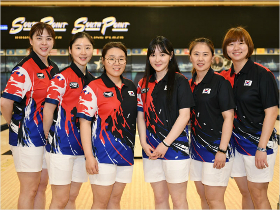 3일(한국 시각) 2017 세계볼링선수권대회 5인조 단체전에서 값진 동메달을 따낸 김민희(왼쪽부터), 홍해니, 정다운, 김문정, 이나영, 백승자 등 여자 대표팀 선수들.(사진=대한볼링협회)