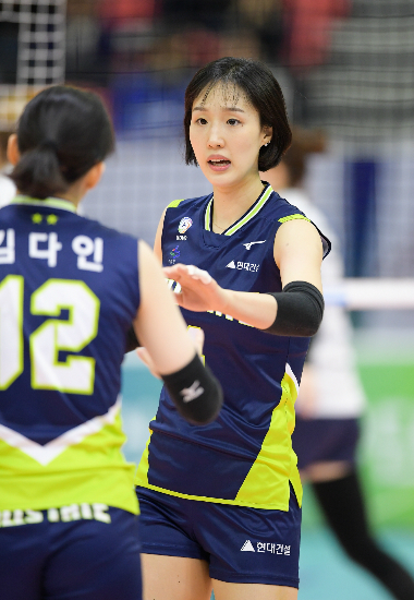 현대건설 황연주가 5일 수원실내체육관에서 열린 IBK기업은행과 경기에서 득점에 성공하고 기뻐하고 있다. (사진=한국배구연맹 제공)