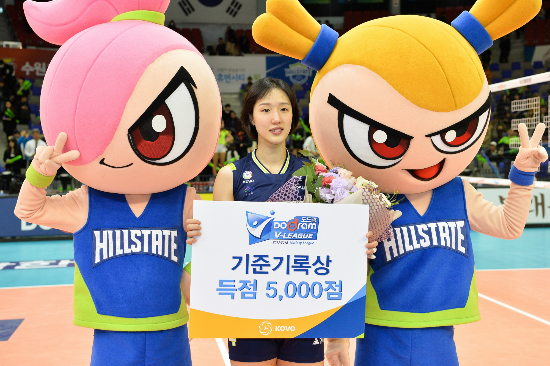 현대건설 황연주가 5일 수원실내체육관에서 열린 '도드람 2017-2018 V-리그' IBK기업은행과 경기에서 V-리그 최초로 5천 득점을 달성하고 기념촬영을 하고 있다. (사진=한국배구연맹 제공)