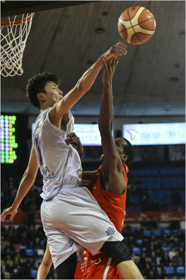 '어딜 감히' KCC 송교창이 6일 SK와 원정에서 상대 에이스 애런 헤인즈의 레이업슛을 블록하고 있다.(잠실=KBL)