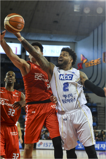 '우리도 막는다' SK 최준용(왼쪽)이 6일 KCC와 홈 경기에서 상대 에이스 안드레 에밋의 슛을 막아내고 있다.(잠실=KBL)