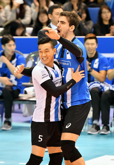 현대캐피탈의 안드레아스가 6일 대전충무체육관에서 열린 '도드람 2017-2018 V-리그' 삼성화재와 경기에서 득점에 성공하고 리베로 여오현과 기쁨을 나누고 있다. (사진=한국배구연맹 제공)