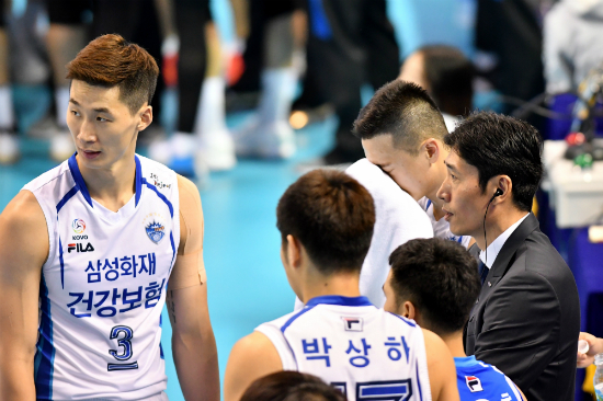 삼성화재 박철우가 6일 대전충무체육관에서 열린 현대캐피탈과 경기 중 작전타임 때 코트를 바라보고 있다. (사진=한국배구연맹 제공)