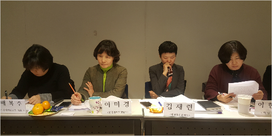 지난 6일 서울 마포구 한국성폭력상담소에서 열린 '연예기획사 대표에 의한 청소녀 성폭력 사건 의미와 쟁점 토론회'에 참석한 이미경 한국성폭력상담소 소장과 법무법인 온세상 김재련 변호사. (사진=유원정 기자/자료사진)
