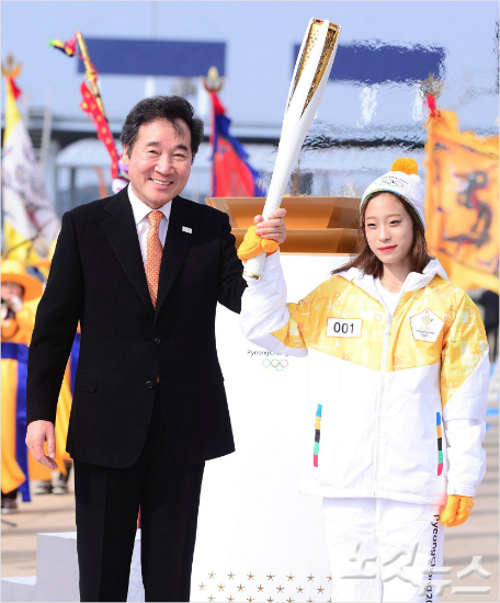 2018 평창 동계올림픽의 성화가 이미 한국의 곳곳을 누비는 가운데 러시아의 출전을 금지하는 국제올림픽위원회의 징계가 다소 늦은 감이 있다는 아쉬움도 나온다. 이한형기자