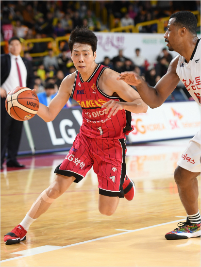 LG 정창영이 7일 인삼공사와 홈 경기에서 드리블로 상대 데이비드 사이먼의 수비를 뚫어내고 있다.(창원=KBL)