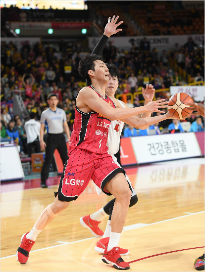 '이때만 해도 좋았는데...' LG 정창영이 7일 인삼공사와 홈 경기에서 4쿼터 막판 결정적인 어시스트로 제임스 켈리의 동점 득점을 이끌고 있다.(창원=KBL)