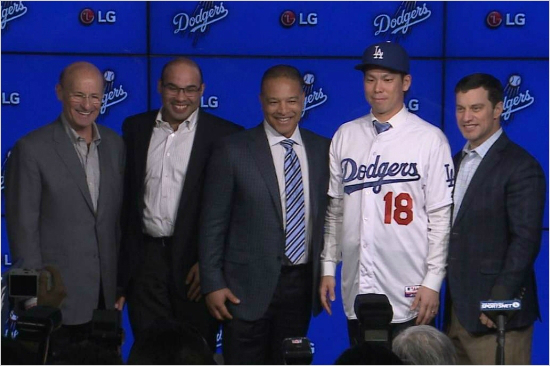 2015시즌 뒤 LA 다저스와 계약 당시 마에다 겐타(18번)의 모습.(사진=메이저리그 홈페이지 캡처)