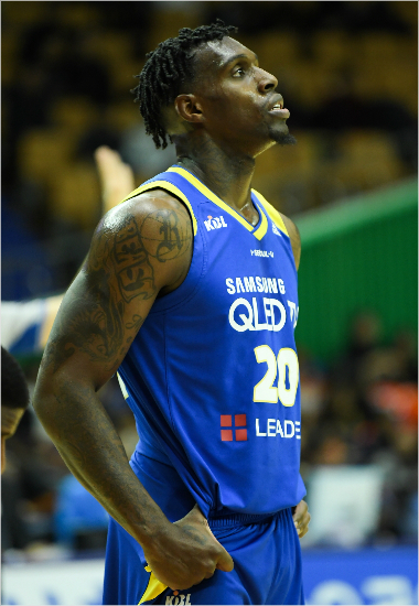 '나도 사람이구나' 삼성 리카르도 라틀리프가 6일 동안 4경기 일정의 시작인 지난달 30일 전자랜드와 홈 경기에서 생각에 잠긴 모습.(자료사진=KBL)