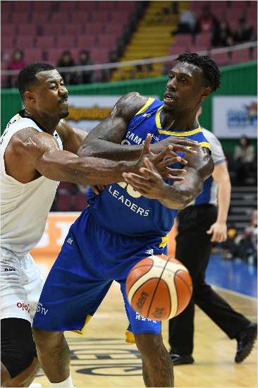 라틀리프는 빼어난 기량과 묵직한 골밑 존재감으로 상대 견제가 집중된다. 사진은 지난 2일 인삼공사와 홈 경기에서 데이비드 사이먼과 공을 경합하는 모습.(자료사진=KBL)