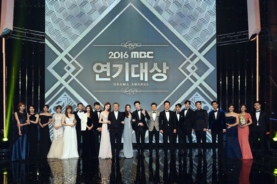 MBC가 올해 연말 시상식 3개를 모두 개최한다고 8일 밝혔다. 사진은 2016 'MBC 연기대상' 수상자 단체사진 (사진=MBC 제공)
