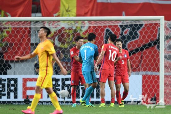 지난해 9월 중국전 장면. 한국은 최근 중국전 5경기에서 2승1무2패를 기록했다. (자료사진)