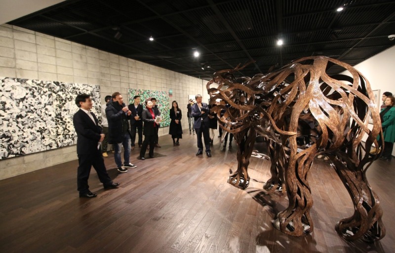 ▲강성훈 작가가 동물 움직임의 속도감, 바람의 유기적인 느낌을 강조한  'Windymal(windy+animal)' 작품 제작 의도에 대해 관람자들에게 설명하고 있다. (사진=포스코)