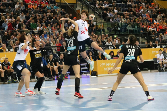 세르비아 수비진 사이로 슛을 던지는 류은희. (사진=대한핸드볼협회 제공)