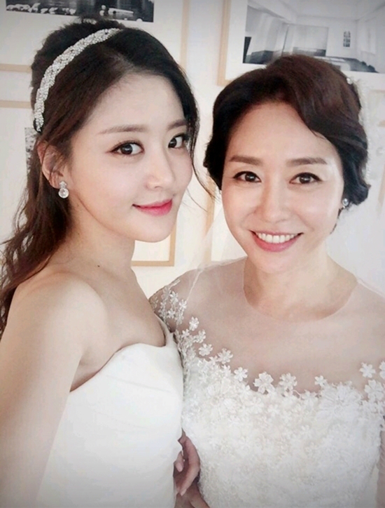 배우 김수현과 그의 어머니인 김예령 (사진=김수현 인스타그램)