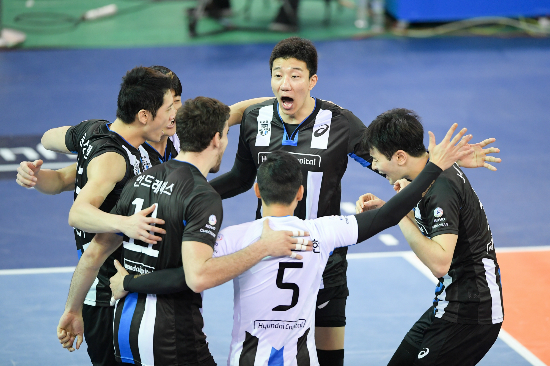 현대캐피탈 선수들이 9일 천안 유관순체육관에서 열린 OK저축은행과 경기에서 득점에 성공하고 기뻐하고 있다. (사진=한국배구연맹 제공)