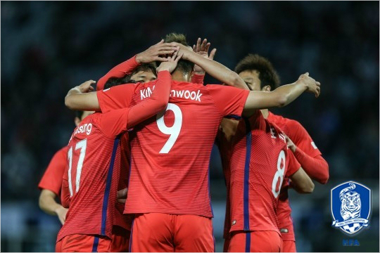 김신욱의 선제골이 터진 뒤 기뻐하는 신태용호. (사진=대한축구협회 제공)