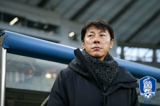 한국 축구대표팀의 사령탑 신태용 감독이 9일 일본 도쿄 아지노모토 스타디움에서 열린 E-1 챔피언십 중국과 경기를 지켜보고 있다. (사진=대한축구협회 제공)