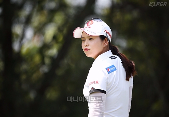 효성 챔피언십 2라운드에서 최혜진이 5번 홀 코스를 바라보고 있다. 사진=KLPGA