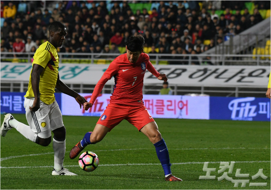 11월10일 오후 수원월드컵경기장에서 열린 A매치 축구 친선 경기 대한민국과 콜롬비아의 전반 경기에손흥민이 드리볼을 하고 있다 (사진=노컷뉴스)