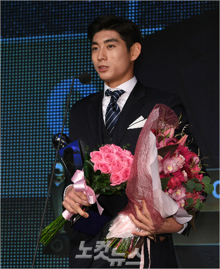 '2017 타이어뱅크 KBO 리그' 시상식에서 넥센 이정후가 신인상을 수상 후 소감을 말하는 모습.(자료사진=이한형 기자)