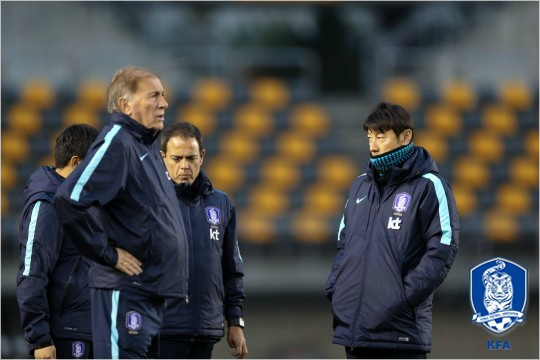 신태용 감독(오른쪽)과 토니 그란데 수석코치. (사진=대한축구협회 제공)