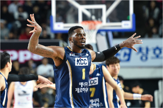 전주 KCC의 센터 찰스 로드가 10일 전주에서 열린 인천 전자랜드와의 홈 경기에서 종횡무진 활약을 펼쳐 팀 승리를 이끌었다 (사진 제공=KBL)