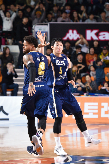 전주 KCC 이정현(사진 오른쪽)이 10일 오후 전주에서 열린 프로농구 인천 전자랜드전에서 안드레 에밋과 하이파이브를 하고 있다 (사진 제공=KBL)