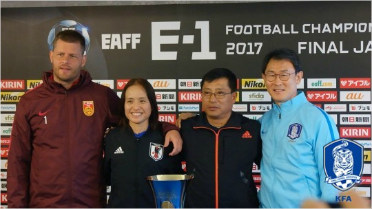 한국 윤덕여 감독(맨 오른쪽)과 북한 김광민(오른쪽에서 두 번째)이 우정은 잠시 뒤로 하고 정면 승부를 펼친다. (사진=대한축구협회 제공)