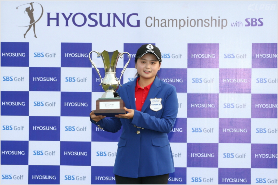 '역사 썼다' 최혜진이 10일 베트남에서 열린 2018시즌 KLPGA 투어 개막전에서 정상에 오른 뒤 우승컵을 들어보이고 있다.(호찌민=KLPGA 투어)