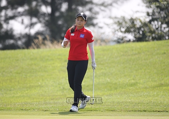 효성 챔피언십 최종 라운드에서 2번 홀 버디를 성공하며 기뻐하는 최혜진. 사진=KLPGA