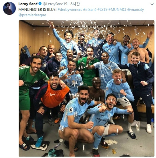 맨체스터 더비 승리 후 라커룸에서 기뻐하는 맨시티 선수단의 모습. 과도한 세리머니에 기분이 상한 조제 무리뉴 감독은 자제를 요청하기 위해 맨시티 라커룸을 찾았지만 오히려 양 팀 선수단의 싸움의 발단이 됐다.(사진=르로이 사네 공식 트위터 갈무리)