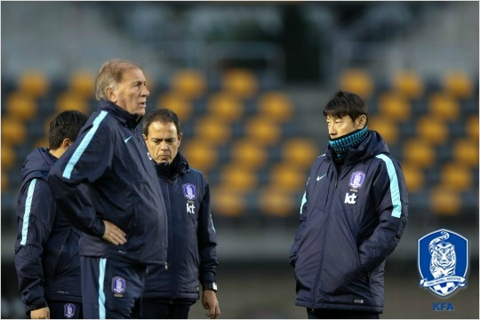 신태용 감독(오른쪽)과 토니 그란데 수석코치. (사진=대한축구협회 제공)