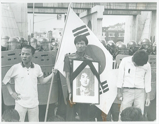 1987년 이한열 열사 장례식에서 왼쪽부터 배우 우현과 우상호 의원, 배우 안내상. (우상호 의원 홈페이지/자료사진)