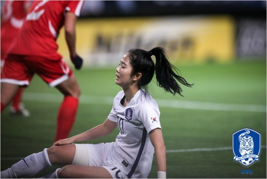 북한 수비에 막혀 주저앉은 이민아. (사진=대한축구협회 제공)