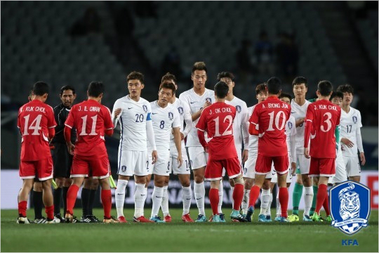 경기 후 인사를 나누는 한국과 북한. (사진=대한축구협회 제공)