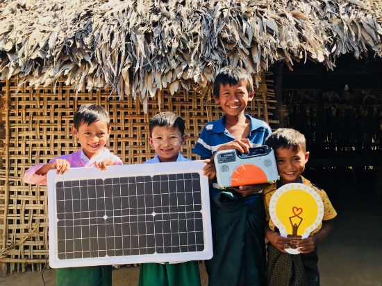 미얀마의 밤을 밝히다…환경재단, 태양광 발전기 전달