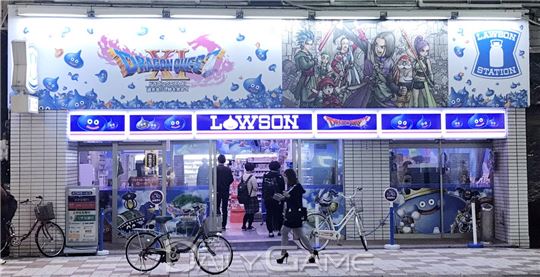 외관부터 '드래곤퀘스트' 관련 이미지로 꾸며져있어 쉽게 찾을 수 있었다.