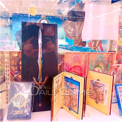 스퀘어에닉스 e스토어, 로손 HMV에서만 구매할 수 있는 '드래곤퀘스트' 특별판 '용자의 검 박스'도 전시돼 있다. '용사의 검' 상자와 특제 케이스에 들어간 '드래곤퀘스트11' 타이틀로 구성돼 있다.