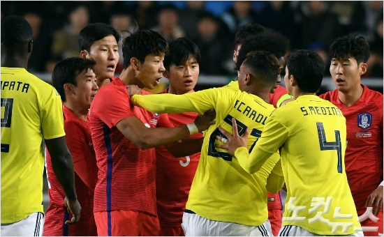 한국과 콜롬비아가 신경전을 벌이는 장면. 이 과정에서 에드윈 카르도나가 기성용을 향해 눈을 찢는 인종차별적 제스처를 취했다. (자료사진)
