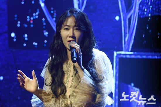 가수 소유가 13일 오후 서울 청담동 일지아트홀에서 첫 번째 솔로 미니앨범 쇼케이스를 열고 열창을 하고 있다.(사진=황진환 기자)