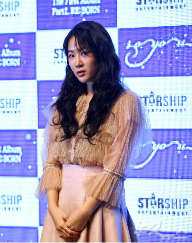 가수 소유가 13일 오후 서울 청담동 일지아트홀에서 첫 번째 솔로 미니앨범 쇼케이스를 열고 포토타임을 갖고 있다. (사진=황진환 기자)