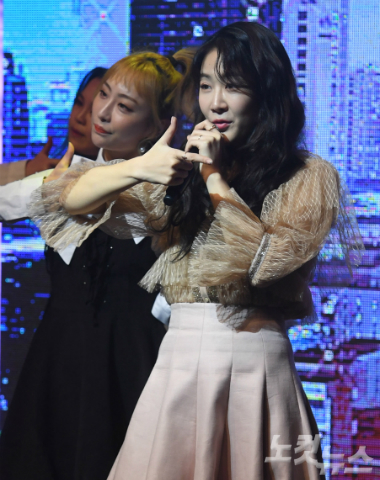 가수 소유가 13일 오후 서울 청담동 일지아트홀에서 첫 번째 솔로 미니앨범 쇼케이스를 열고 열창을 하고 있다. (사진=황진환 기자)