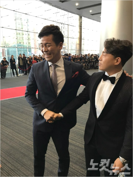 롯데 손아섭(사진 오른쪽)과 롯데에서 삼성으로 이적한 강민호가 13일 서울 삼성동 코엑스 오디토리움에서 열린 프로야구 골든글러브 시상식장에서 만나 반갑게 인사하며 농담을 주고받고 있다 (사진=노컷뉴스)