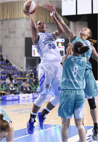 삼성생명 토마스가 13일 하나은행과 홈 경기에서 해리슨이 빠진 골밑에서 상대 겹수비를 넘어 슛을 시도하고 있다.(용인=WKBL)