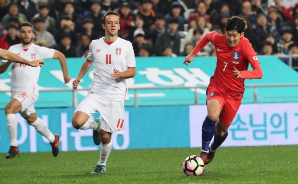지난달 14일 오후 울산 문수축구경기장에서 열린 축구 국가대표 평가전 대한민국과 세르비아의 경기, 대한민국 손흥민이 드리블하고 있다.(사진=newsis)