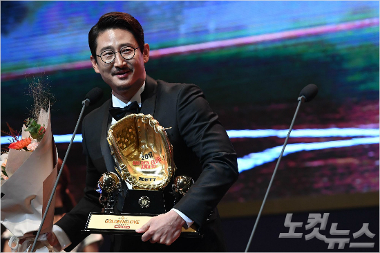'내가 바로 골글의 기준?' 13일 서울 코엑스에서 열린 KBO 2017 골든글러브 시상식에서 골든글러브 지명타자 부문에 선정된 LG 박용택이 소감을 말하고 있다.(박종민 기자)